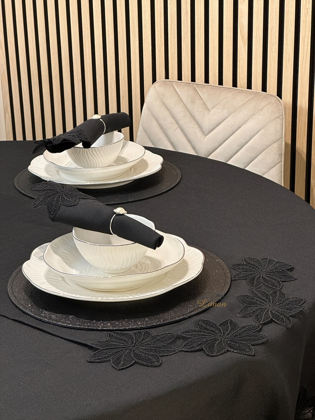 Artemis Tablecloth Set with Server Black 18 Pieces