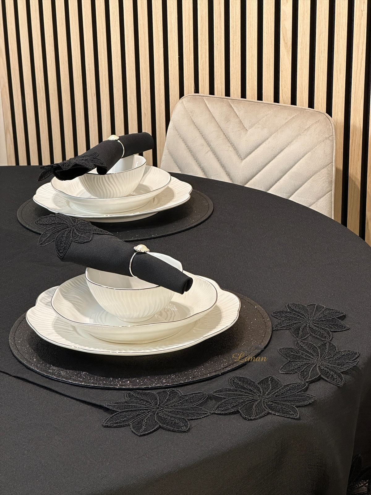 Artemis Tablecloth Set with Server Black 18 Pieces